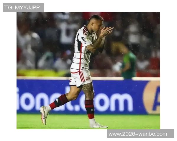 巴甲门将开球失误被对手偷袭瞬间引发全场哄笑